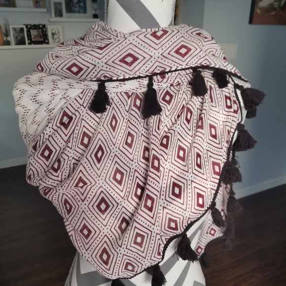 Maroon and cream patterned shawl/scarf - Picture 7 of 7
